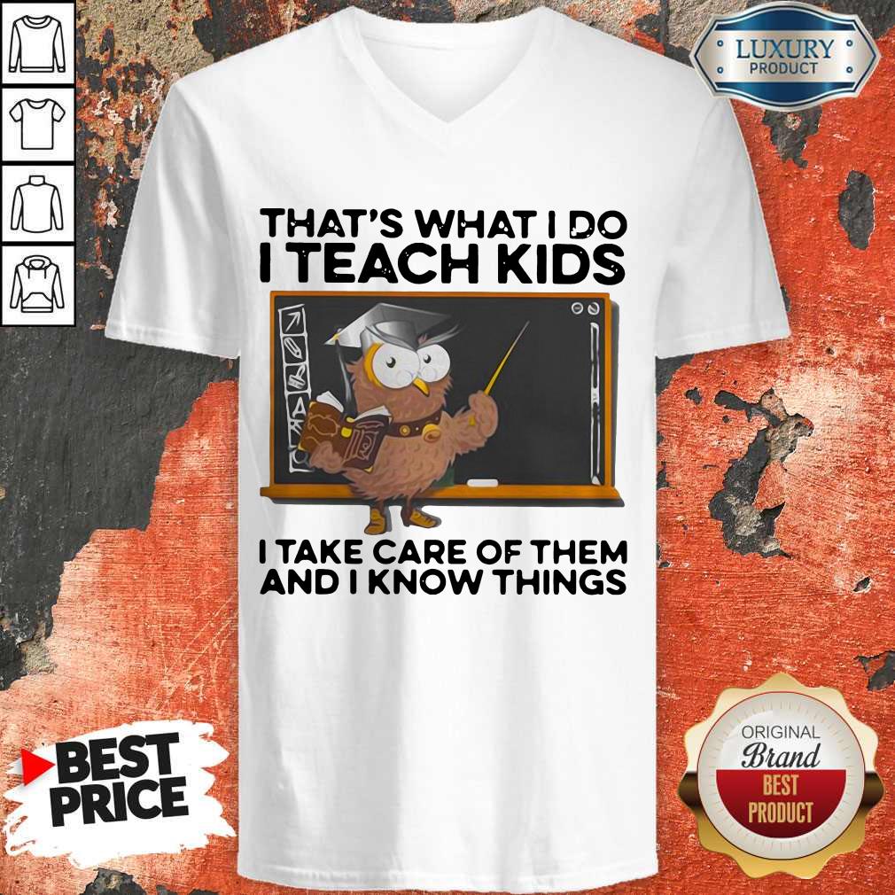 thats-what-i-do-i-teach-kids-i-take-care-of-them-and-i-know-things-owl- v-neck thats-what-i-do-i-teach-kids-i-take-care-of-them-and-i-know-things-owl- v-neck