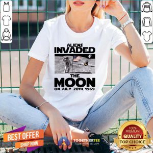 Funny Aliens Invaded The Moon On July 20th 1969 V-neck - Design By Togethertee.com