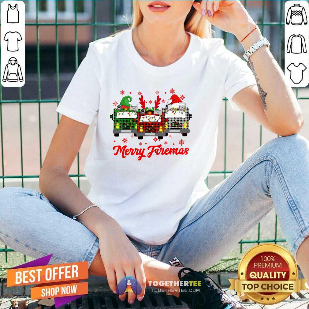 Plaid Vehicle Merry Christmas V-neck - Design By Togethertee.com Plaid Vehicle Merry Christmas V-neck - Design By Togethertee.com