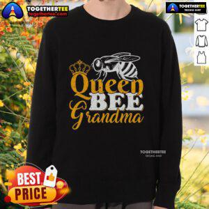 Cozy sweatshirt for queen bee lovers featuring a fun design, perfect for grandmas and beekeepers passionate about honey bees.