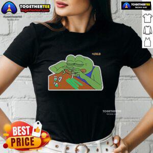 Official Litas Io Pepe Addict Ladies Tee featuring a stylish design, perfect for fans of Pepe and trendy fashion.