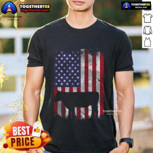 Vintage American flag cow graphic on a patriotic farmer T-shirt, perfect for animal lovers and July 4th celebrations.