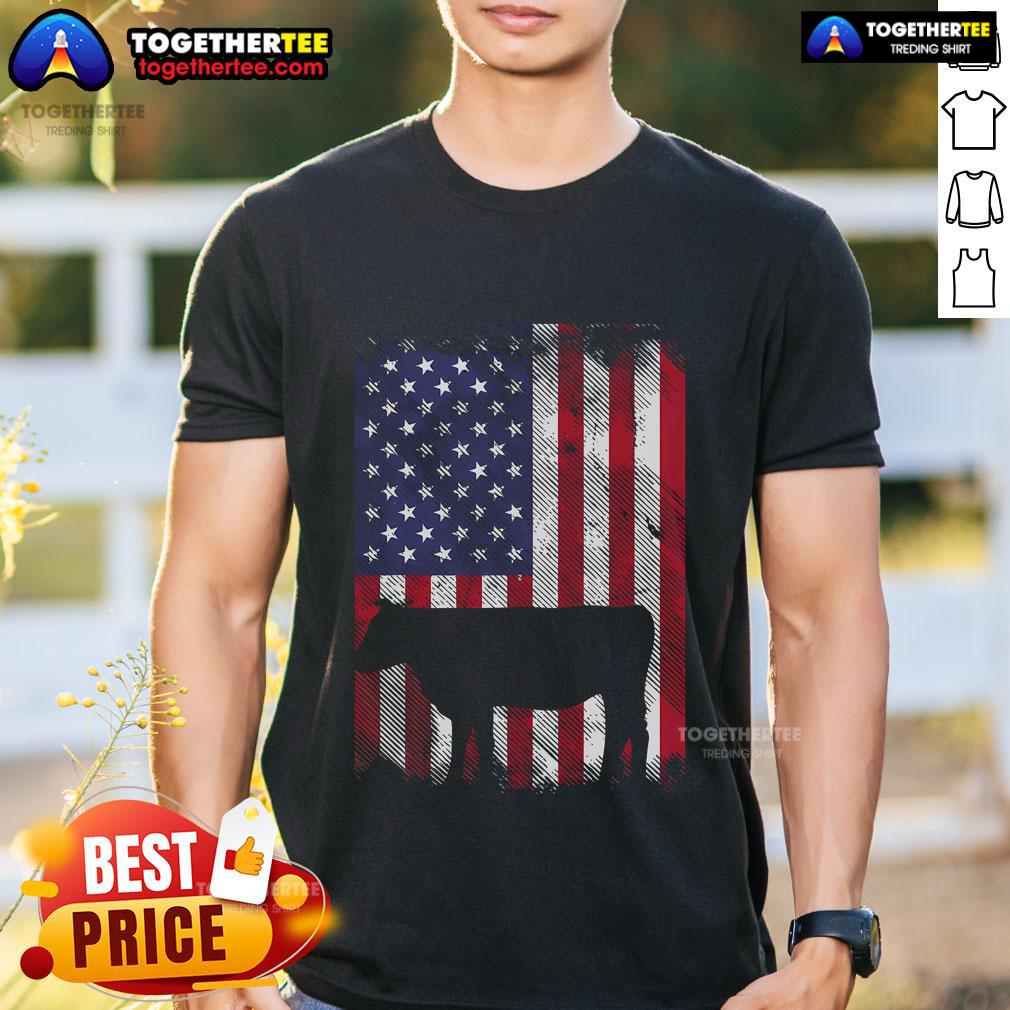 Vintage American flag cow graphic on a patriotic farmer T-shirt, perfect for animal lovers and July 4th celebrations.