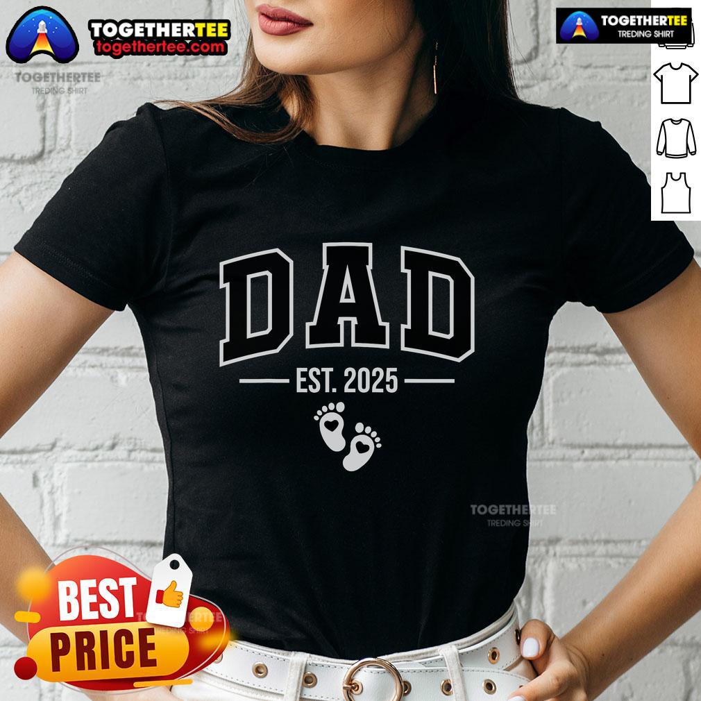 Top Dad Est 2025 Dad To Be New Daddy Ladies Tee featuring a trendy design perfect for expecting fathers.