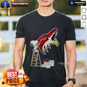 Alt Text: Official Snoopy and Woodstock painting on Arizona Coyotes logo T-shirt, perfect for fans and collectors.