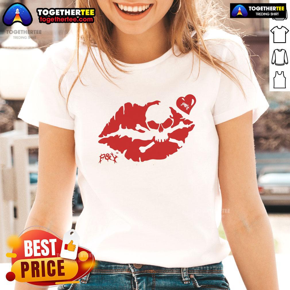 Premium PY Kiss Skull Heart Ladies Tee featuring a stylish skull design with heart accents, perfect for trendy outfits.