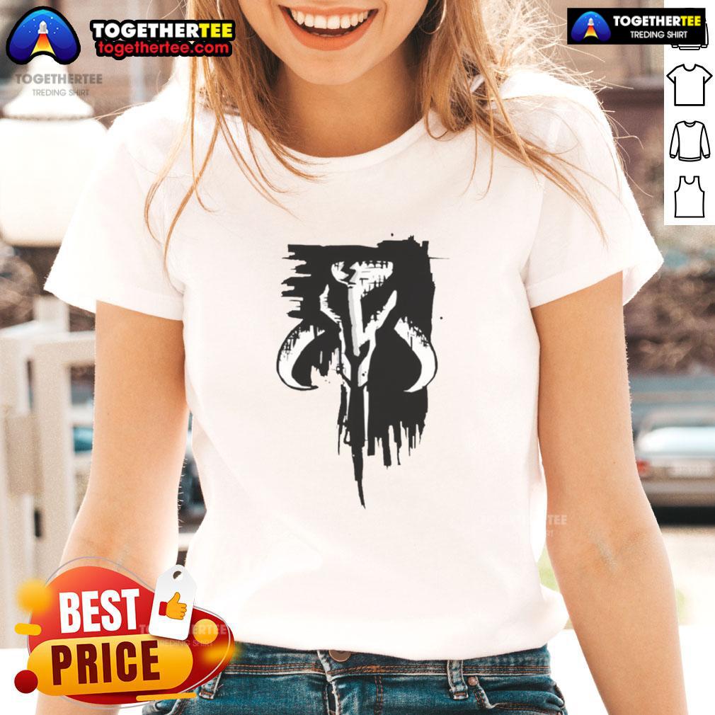 Premium Grunge Mandalorian Mythosaur Skull Symbol Ladies Tee in black, perfect for fans of Star Wars and stylish casual wear.