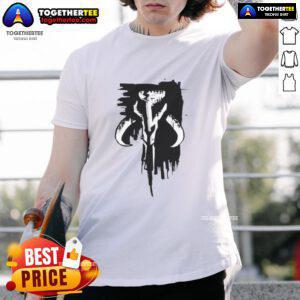 Premium Grunge Mandalorian Mythosaur Skull Symbol T-Shirt featuring a bold skull design on a stylish tee.