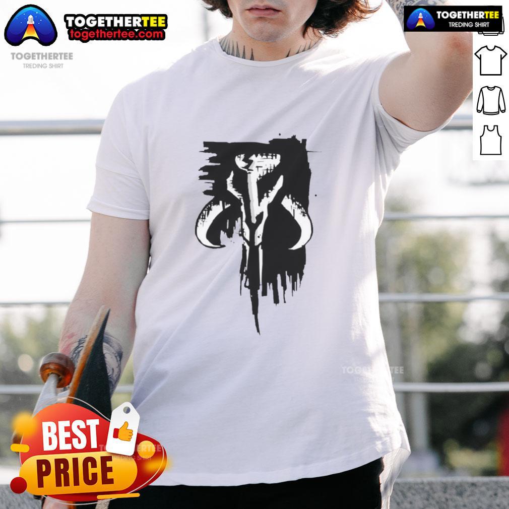 Premium Grunge Mandalorian Mythosaur Skull Symbol T-Shirt featuring a bold skull design on a stylish tee.