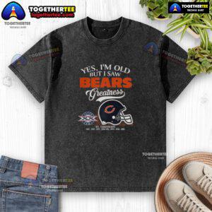 Alt Text: Chicago Bears Super Bowl helmet skyline washed t-shirt for fans celebrating team greatness and nostalgia.