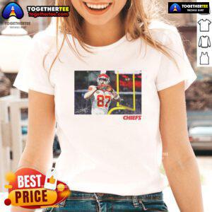 Awesome Travis Kelce Kansas City Chiefs football heart signature ladies tee showcasing team pride and style.