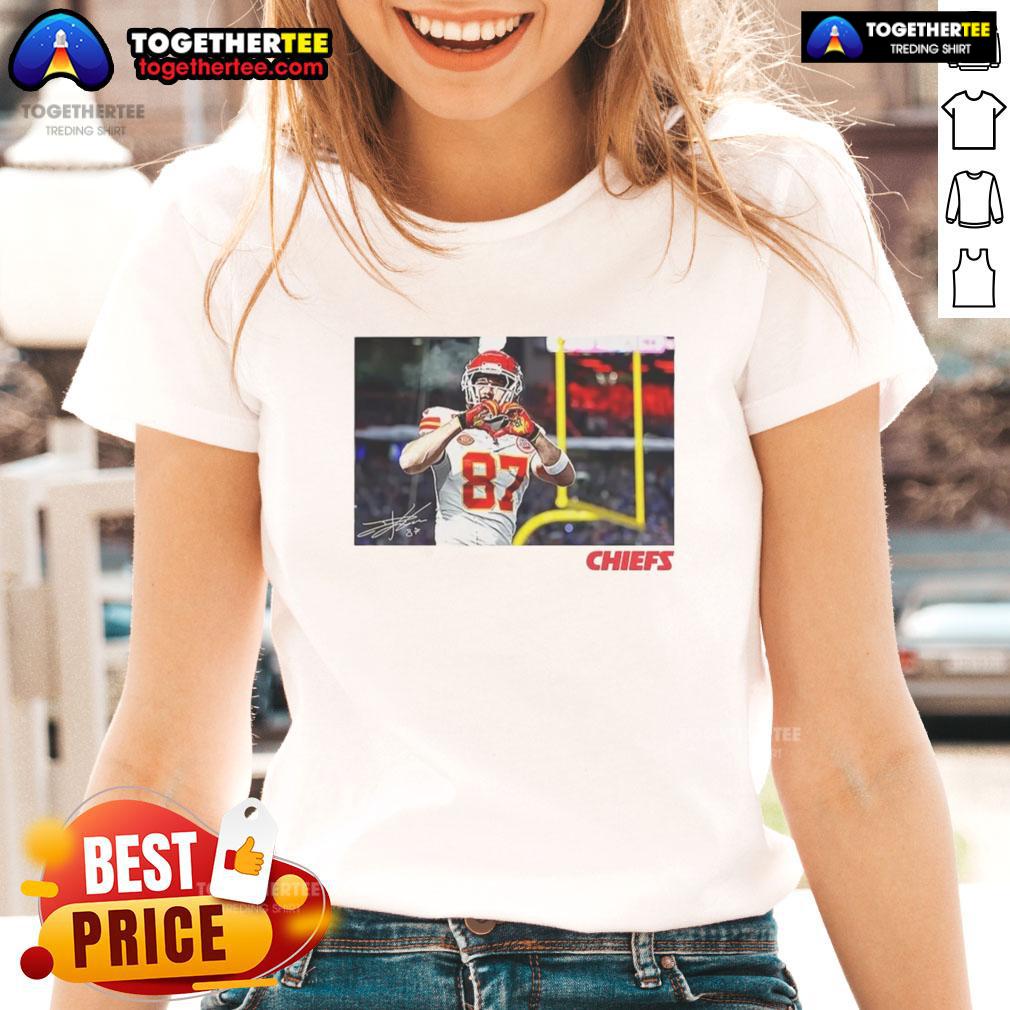 Awesome Travis Kelce Kansas City Chiefs football heart signature ladies tee showcasing team pride and style.