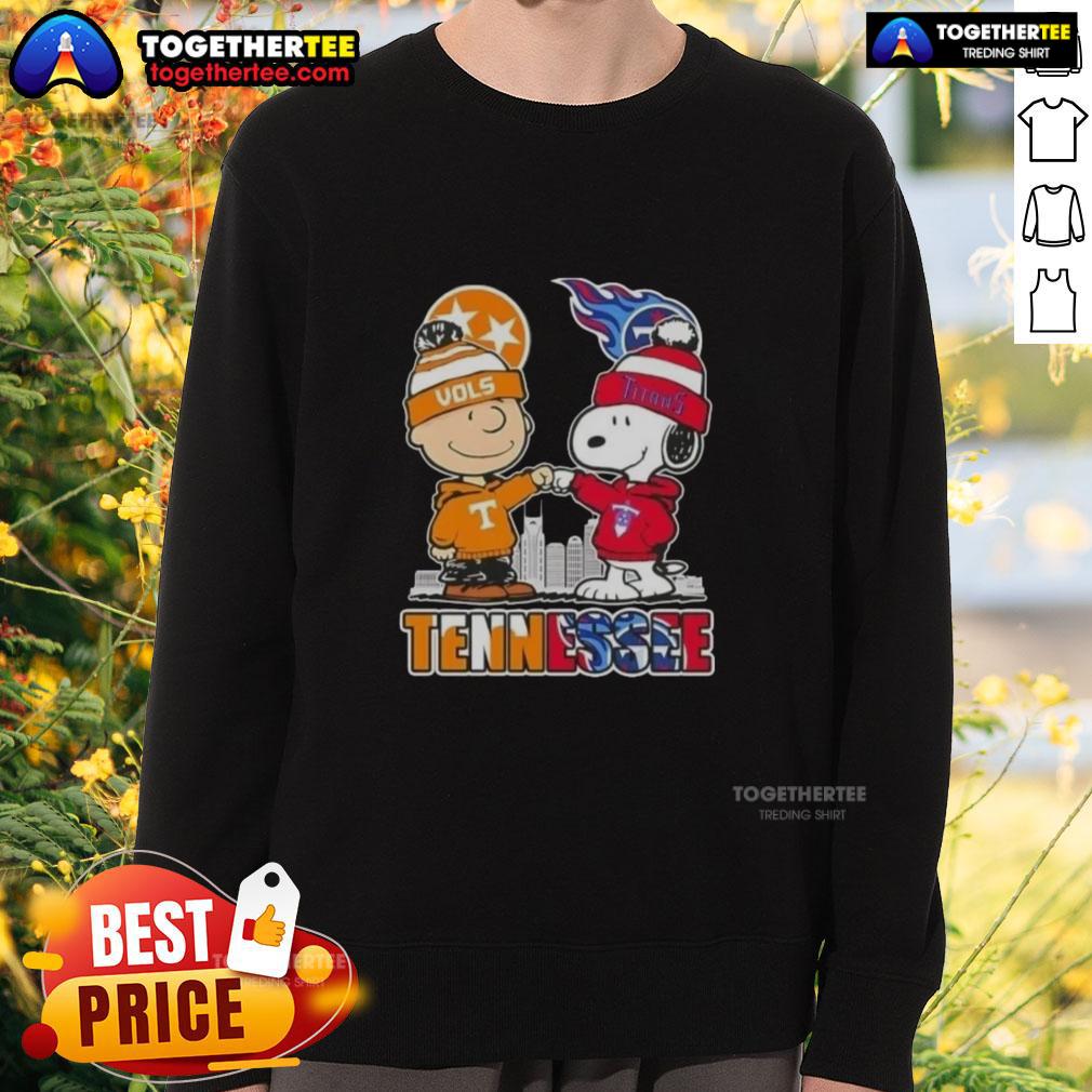 Alt Text: Cute Charlie Brown and Snoopy in Tennessee Vols x Titans Skyline Sweatshirt, perfect for fans and cozy style.