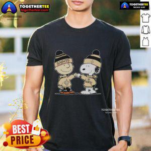 Alt Text: Top New Orleans Saints Snoopy and Charlie Brown best friends t-shirt featuring iconic characters in team colors.