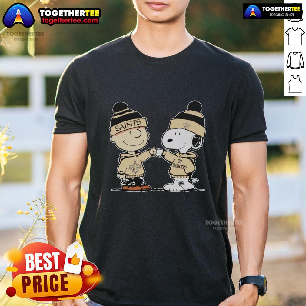 Alt Text: Top New Orleans Saints Snoopy and Charlie Brown best friends t-shirt featuring iconic characters in team colors.